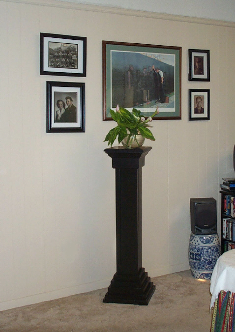 Black Criss-Cross as Pedestal